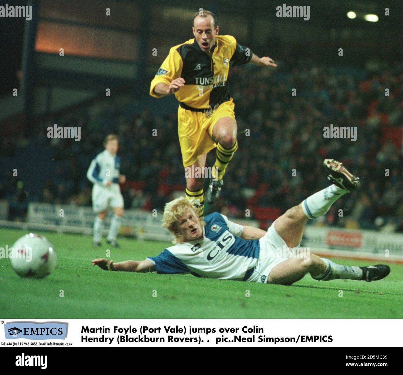 Martin Foyle (Port vale) salta su Colin Hendry (Blackburn Rovers) Foto Stock