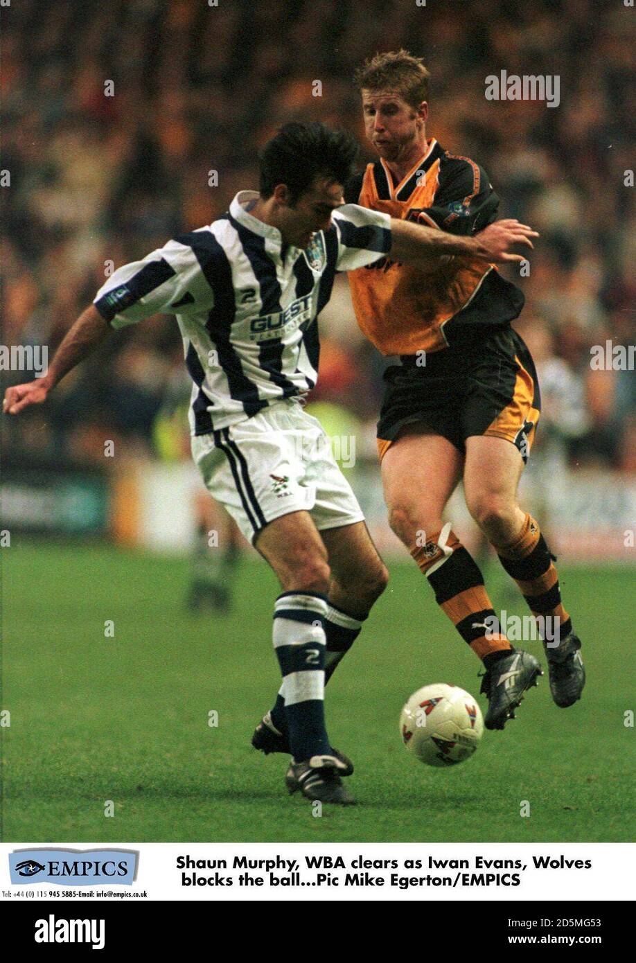 Shaun Murphy, WBA, schiarisce come Iwan Evans, Lupi blocca la palla Foto Stock