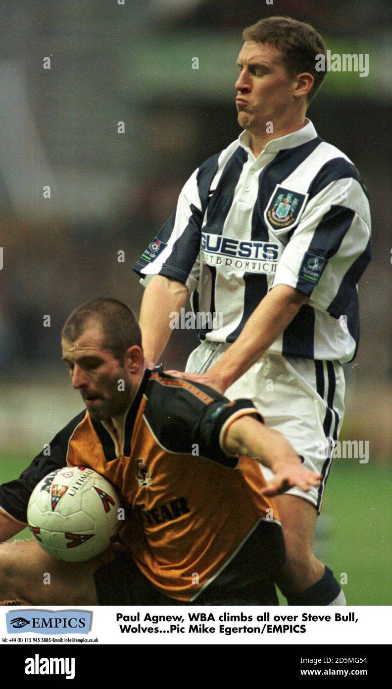 Paul Agnew, WBA si arrampica su Steve Bull, Lupi Foto Stock