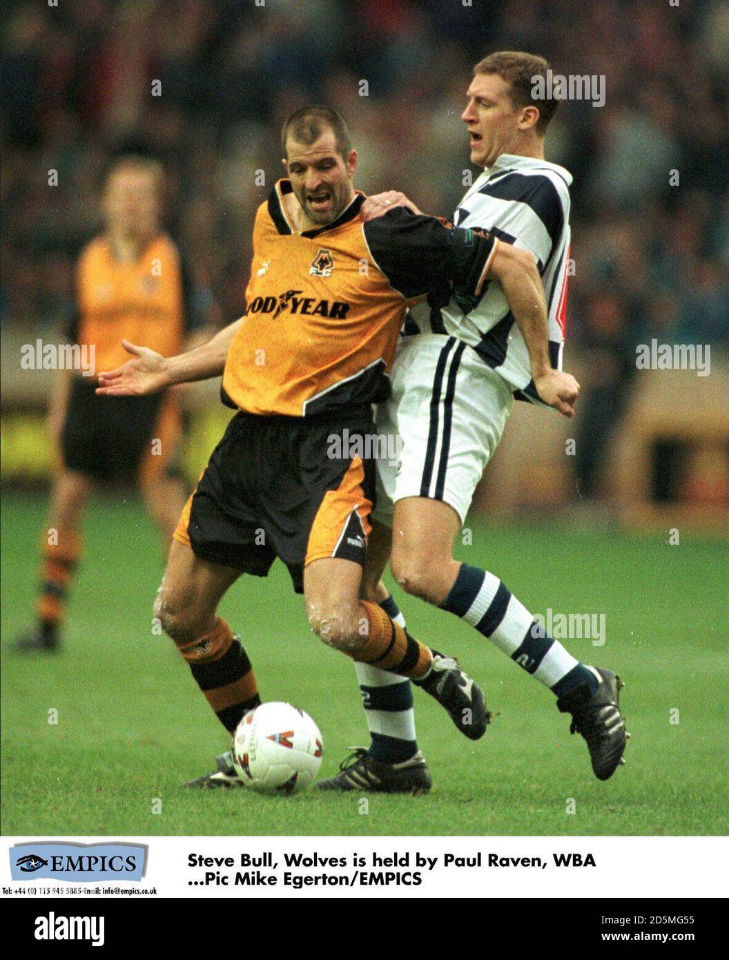 Steve Bull, Lupi è tenuto da Paul Raven, WBA Foto Stock