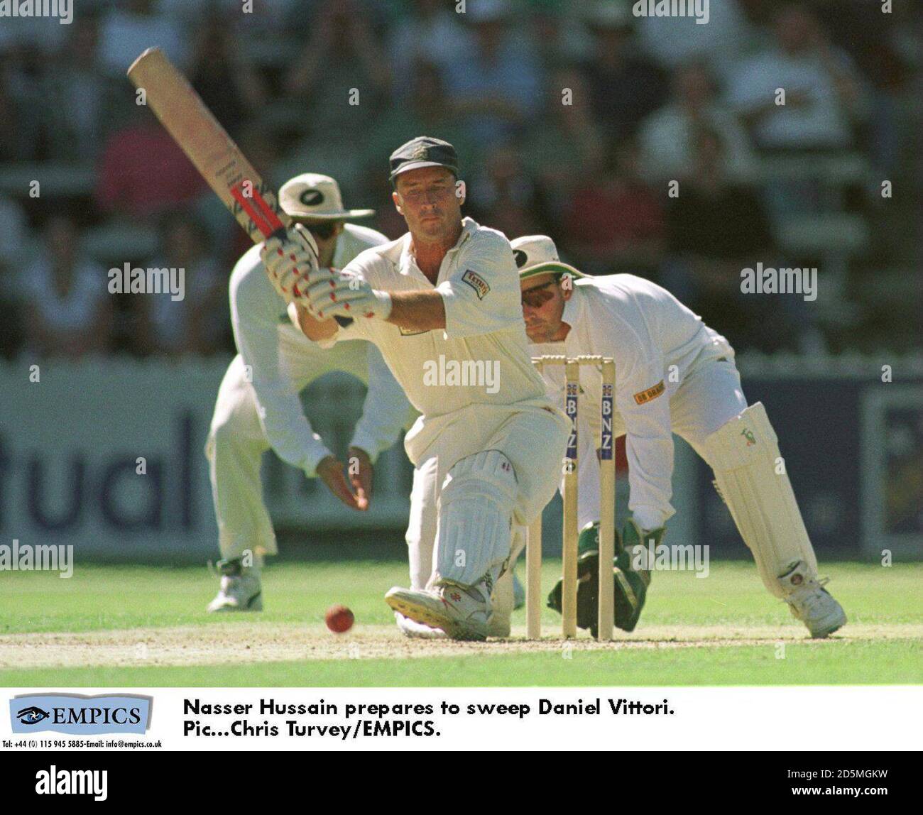 Nasser Hussain Inghilterra si prepara a spazzare Daniel Vettori. Foto Stock