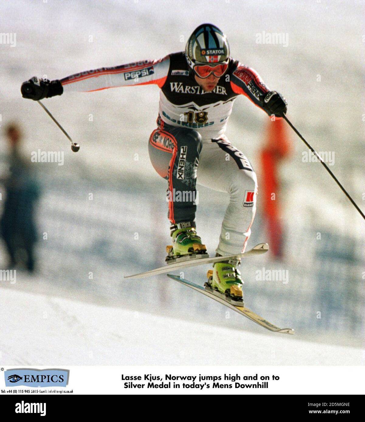 Lasse Kjus, Norvegia salta in alto e sulla medaglia d'argento in Mens Downhill di oggi Foto Stock