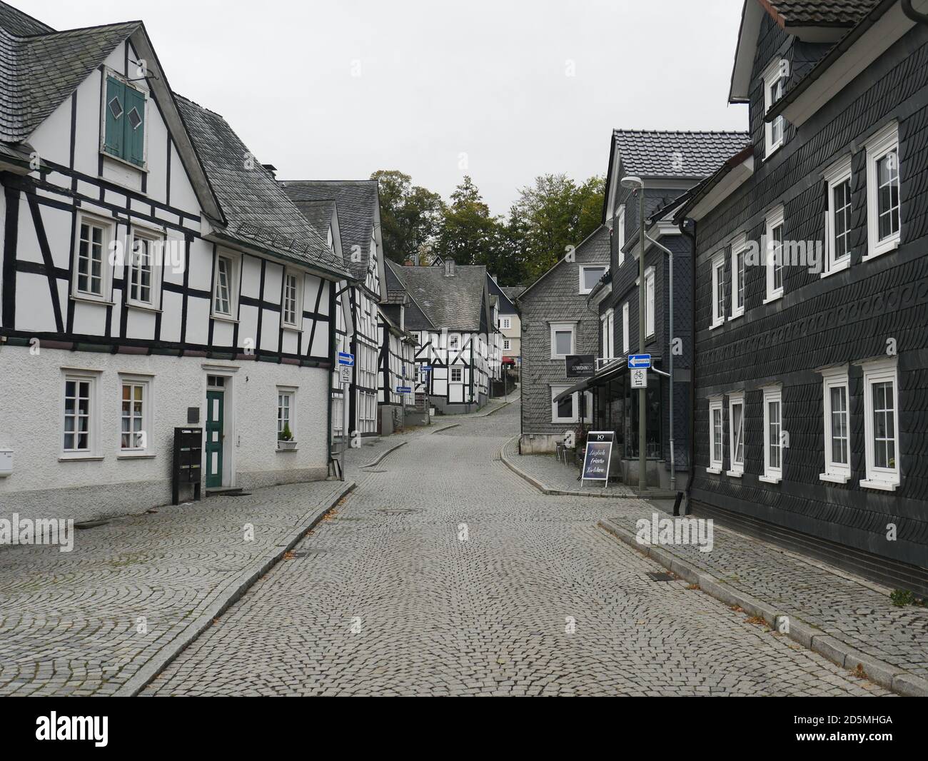 Altstadt von Freudenberg. Wünderschöne Fachwerkhäuser, die sogenannten weißen Flecken von Freudenberg. Foto Stock