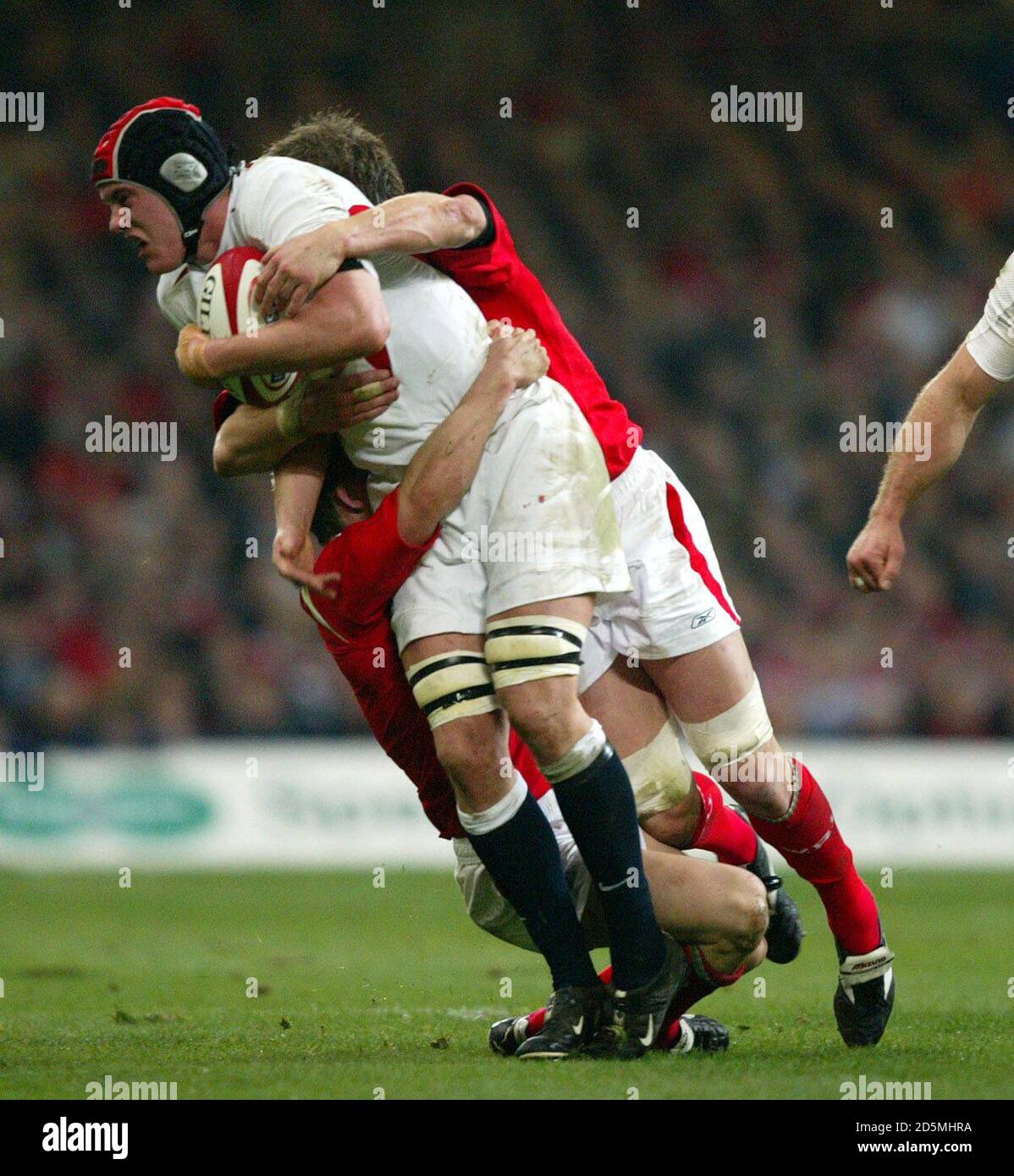 Michael Owen del Galles affronta Chris Jones dell'Inghilterra Foto Stock