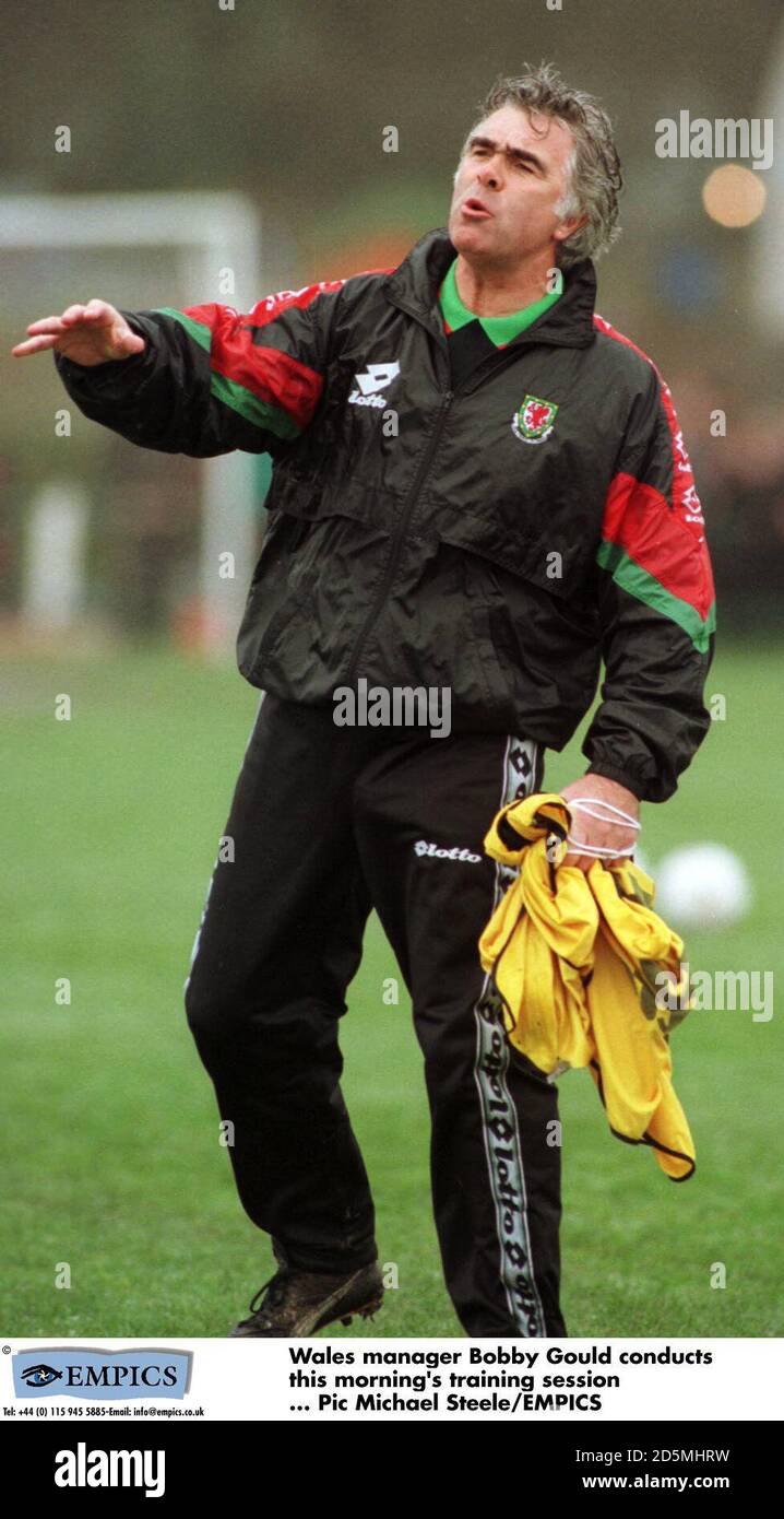 Il direttore del Galles Bobby Gould conduce la sessione di formazione di questa mattina Foto Stock