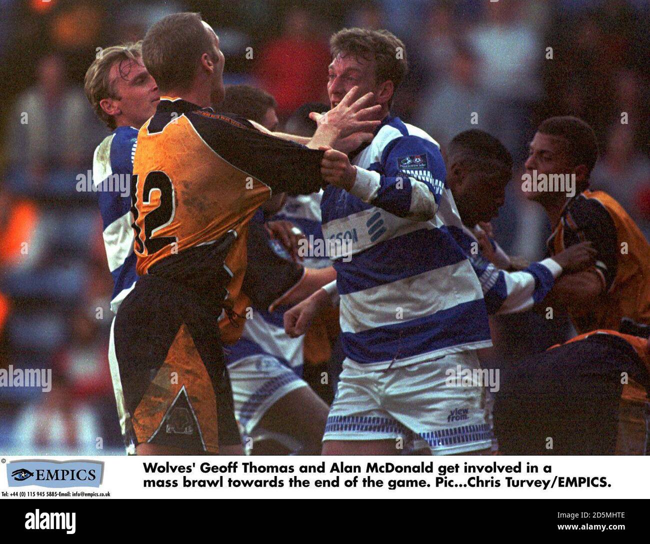 Geoff Thomas e Alan McDonald dei lupi partecipano a una lotta di massa verso la fine del gioco. Foto Stock