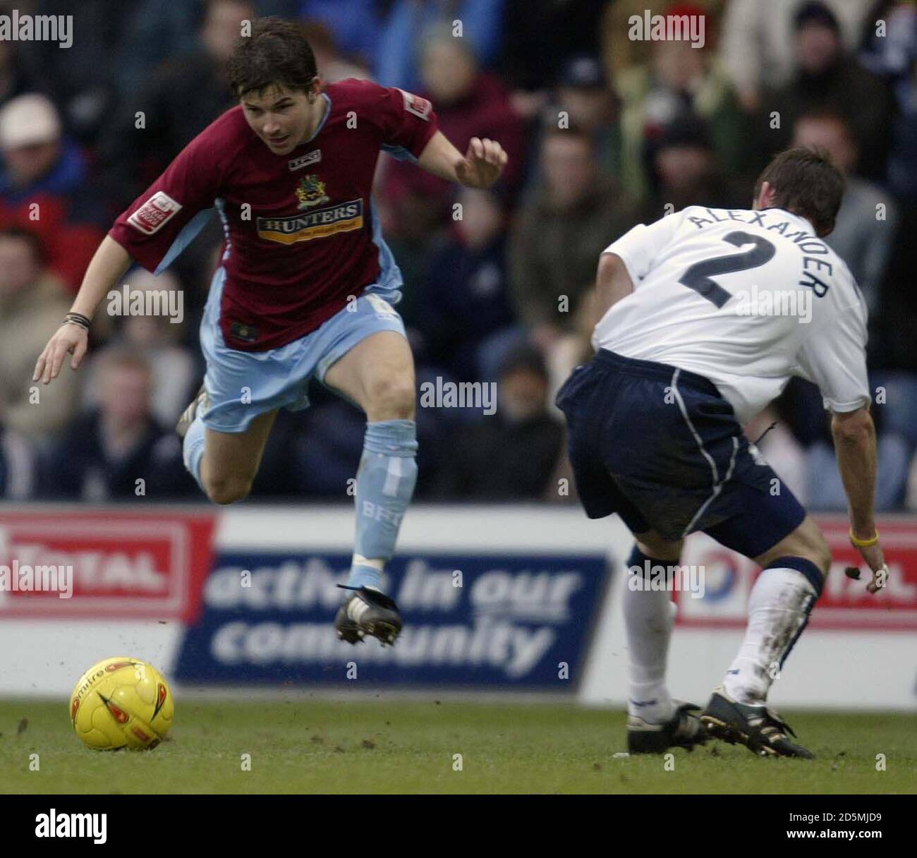 Graham Alexander di Preston North End non riesce a fermare questa carica In gol da John Oster di Burnley Foto Stock