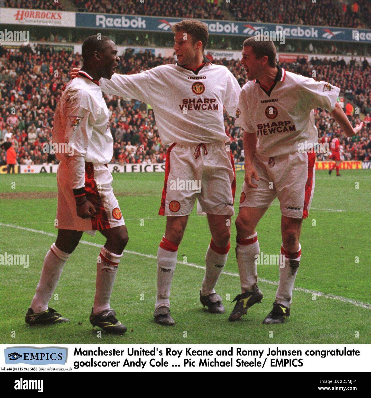 Roy Keane e Ronny Johnsen di Manchester United si congratulano con Andy, il marcatore Cole Foto Stock