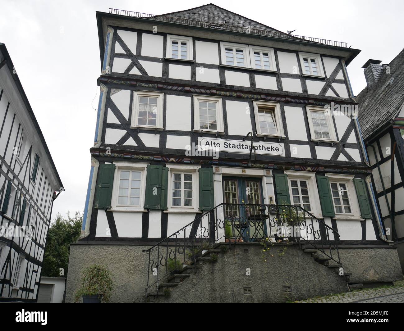 Altstadt von Freudenberg. Wünderschöne Fachwerkhäuser, die sogenannten weißen Flecken von Freudenberg. Foto Stock