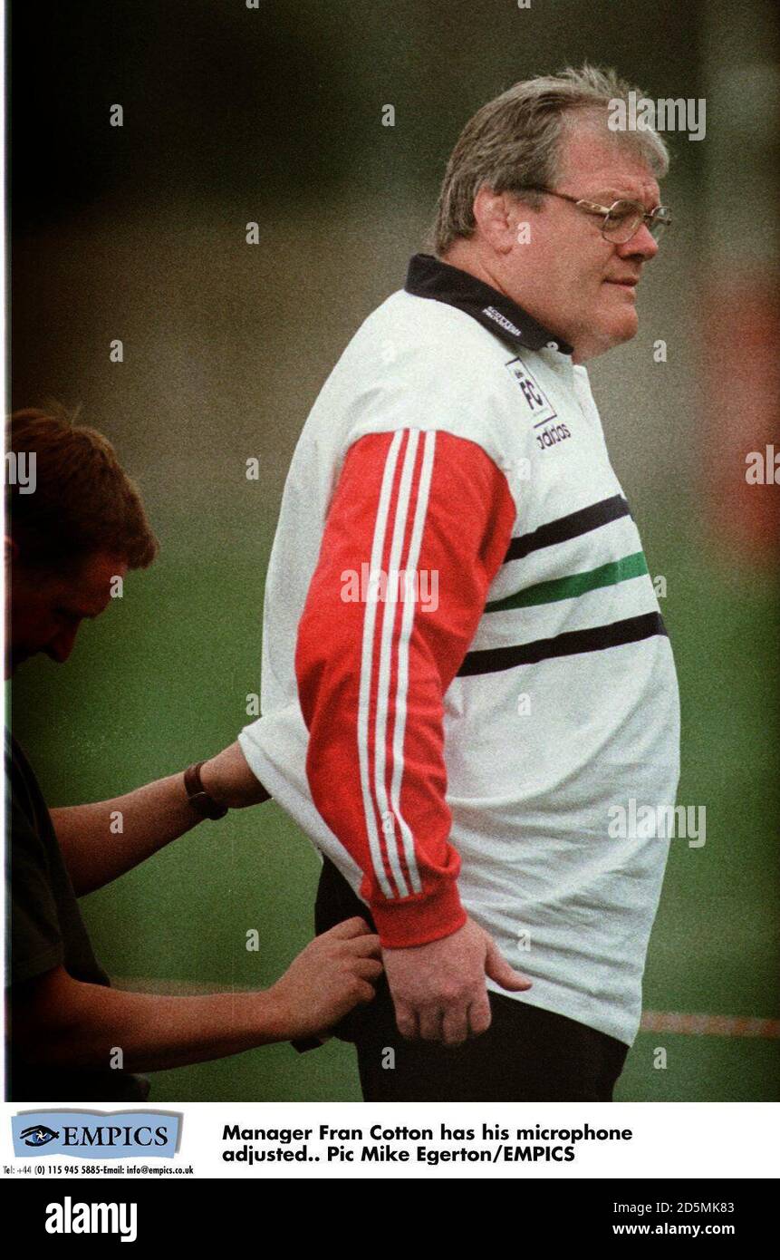 Il direttore Fran Cotton ha il microfono regolato Foto Stock