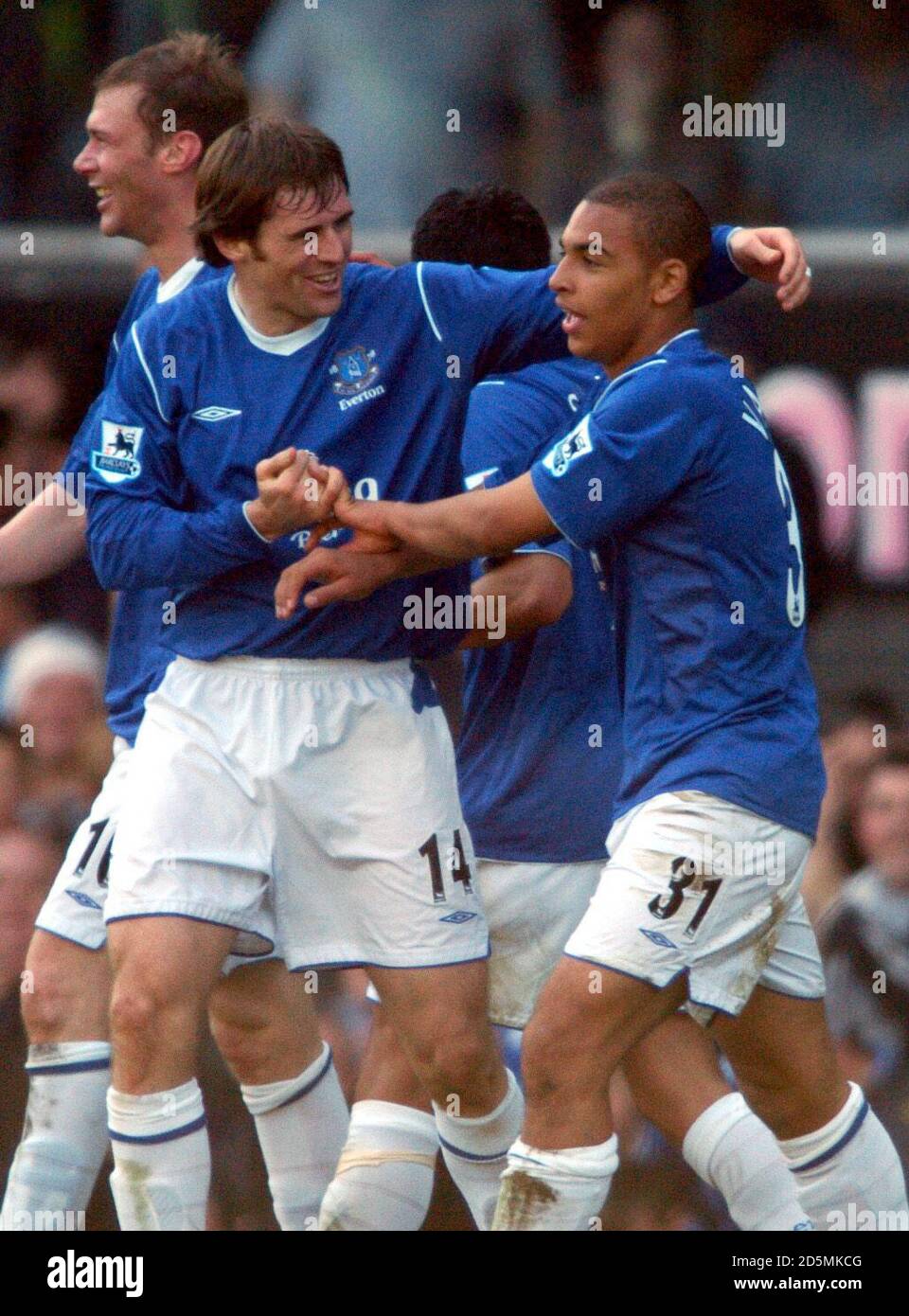 l-r; Everton's Kevin Kilbane si congratula con James Vaughan per essere diventato il più giovane marcatore mai realizzato nella premiership Foto Stock