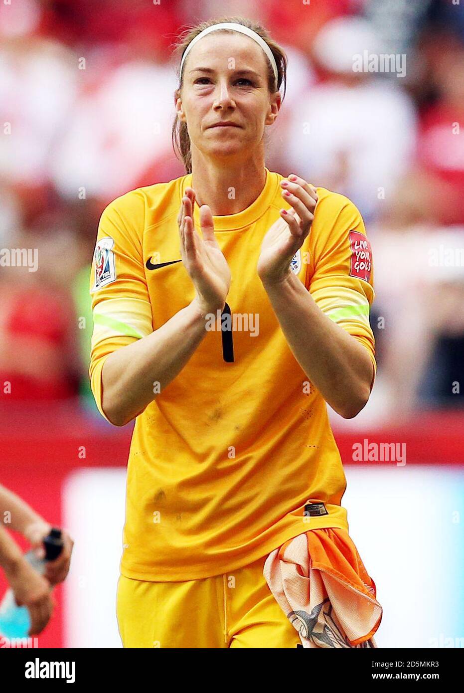L'inglese Karen Bardsley plaude alla folla dopo la partita finale del 2015° trimestre della Coppa del mondo femminile FIFA Canada tra Canada e Inghilterra al BC Place Stadium di Vancouver, British Columbia, Canada. Foto Stock