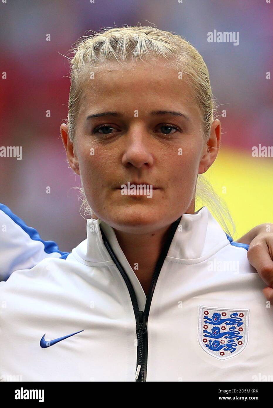 L'inglese Katie Chapman canta l'inno nazionale prima della partita finale del 2015° trimestre della Coppa del mondo femminile FIFA Canada tra Canada e Inghilterra al BC Place Stadium di Vancouver, British Columbia, Canada. Foto Stock