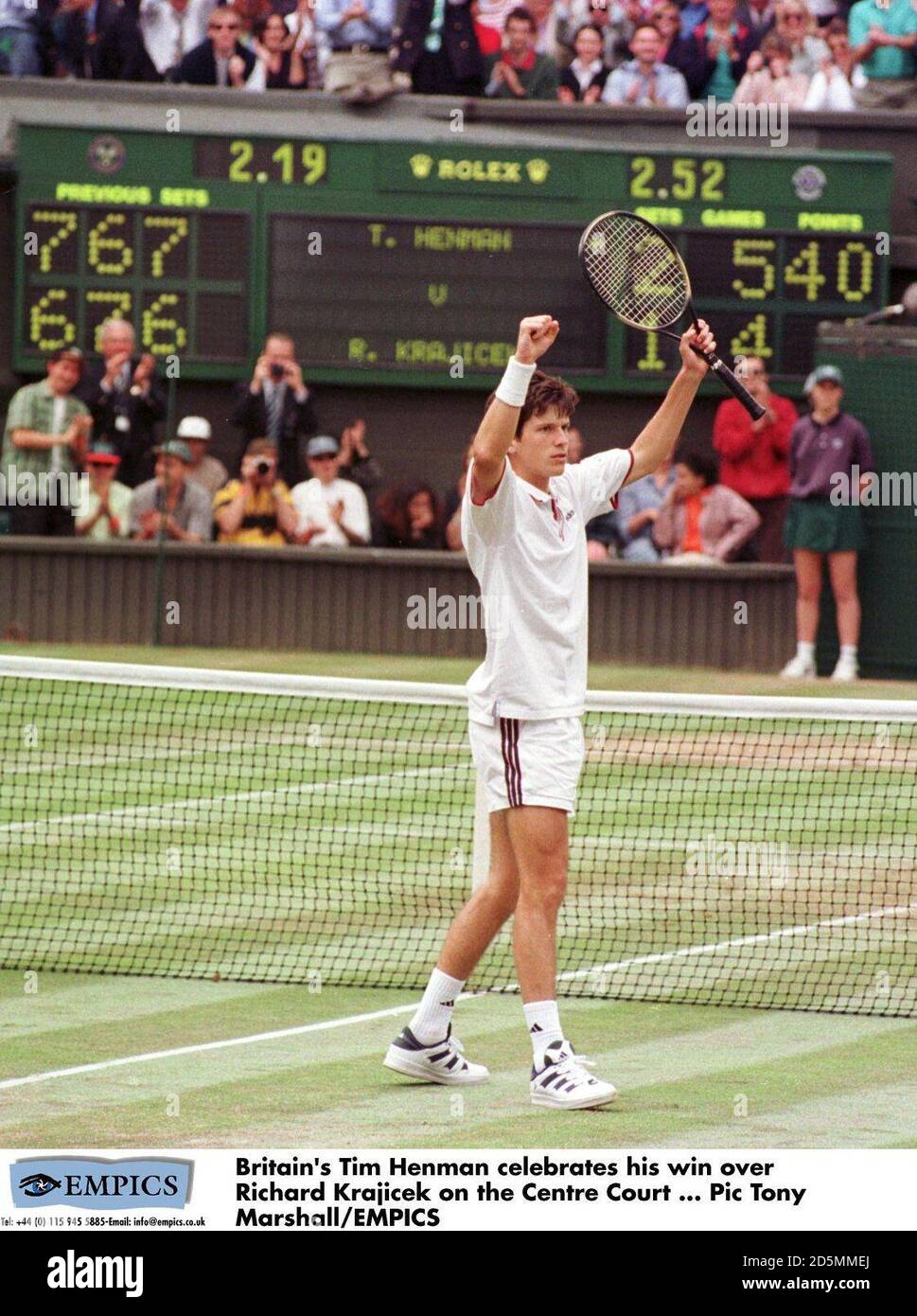 Il britannico Tim Henman celebra la sua vittoria su Richard Krajicek Il Centro Corte Foto Stock