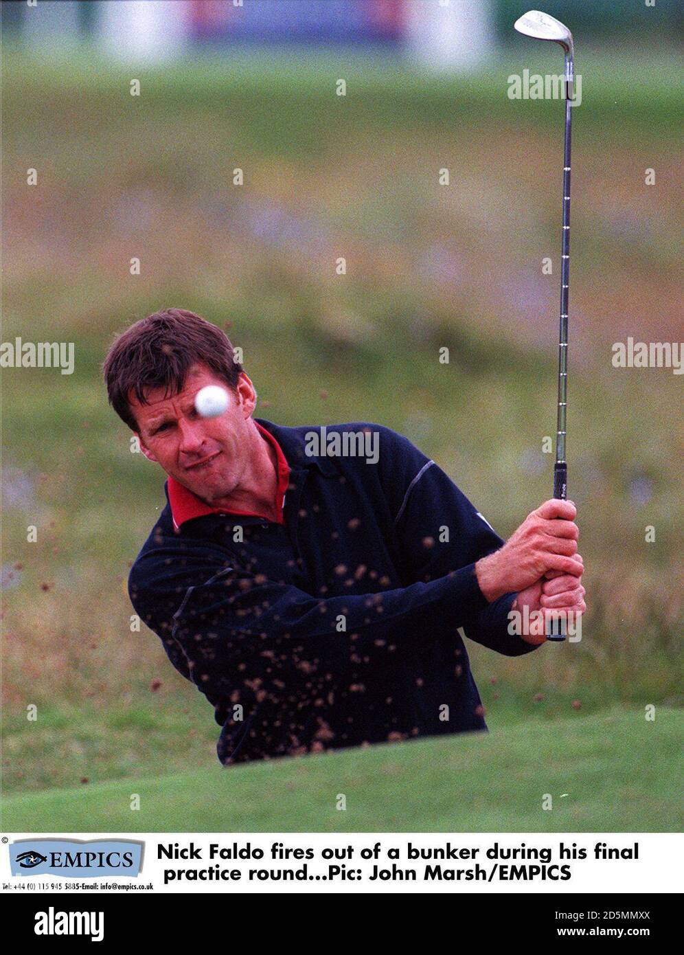 Nick Faldo esce da un bunker durante il suo turno finale di pratica. Foto Stock