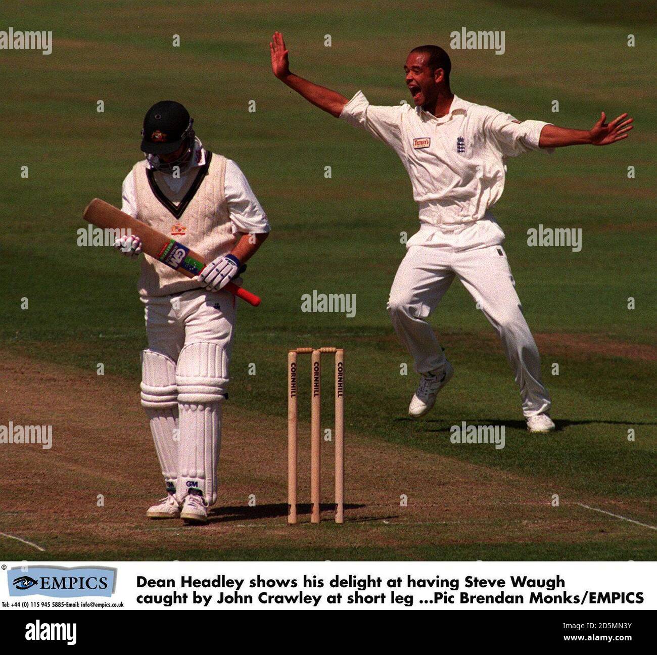 Dean Headley mostra la sua gioia di avere Steve Waugh catturato da John Crawley a breve gamba. Foto Stock
