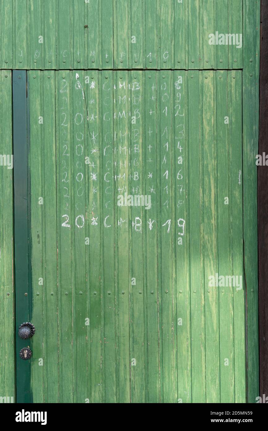 Una porta Verde con segni della festa cristiana di Tre Re o Epifania dove i bambini vanno porta a porta per ottenere i ossequi Foto Stock