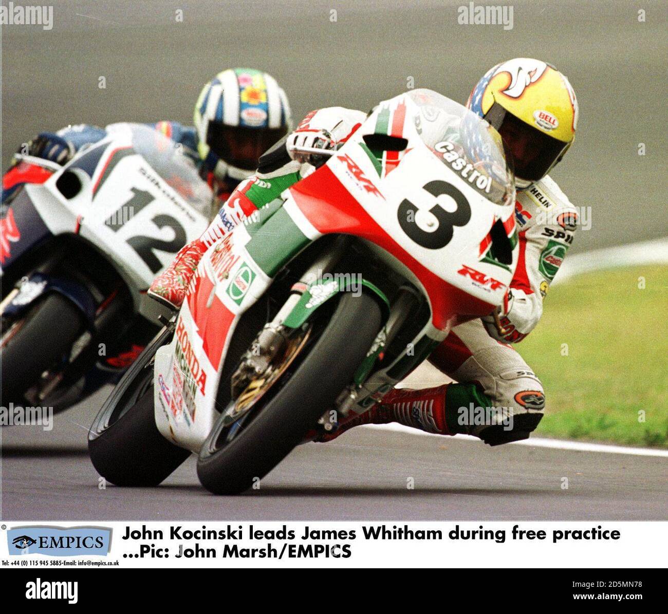 John Kocinski guida James Whitham durante le prove libere Foto Stock