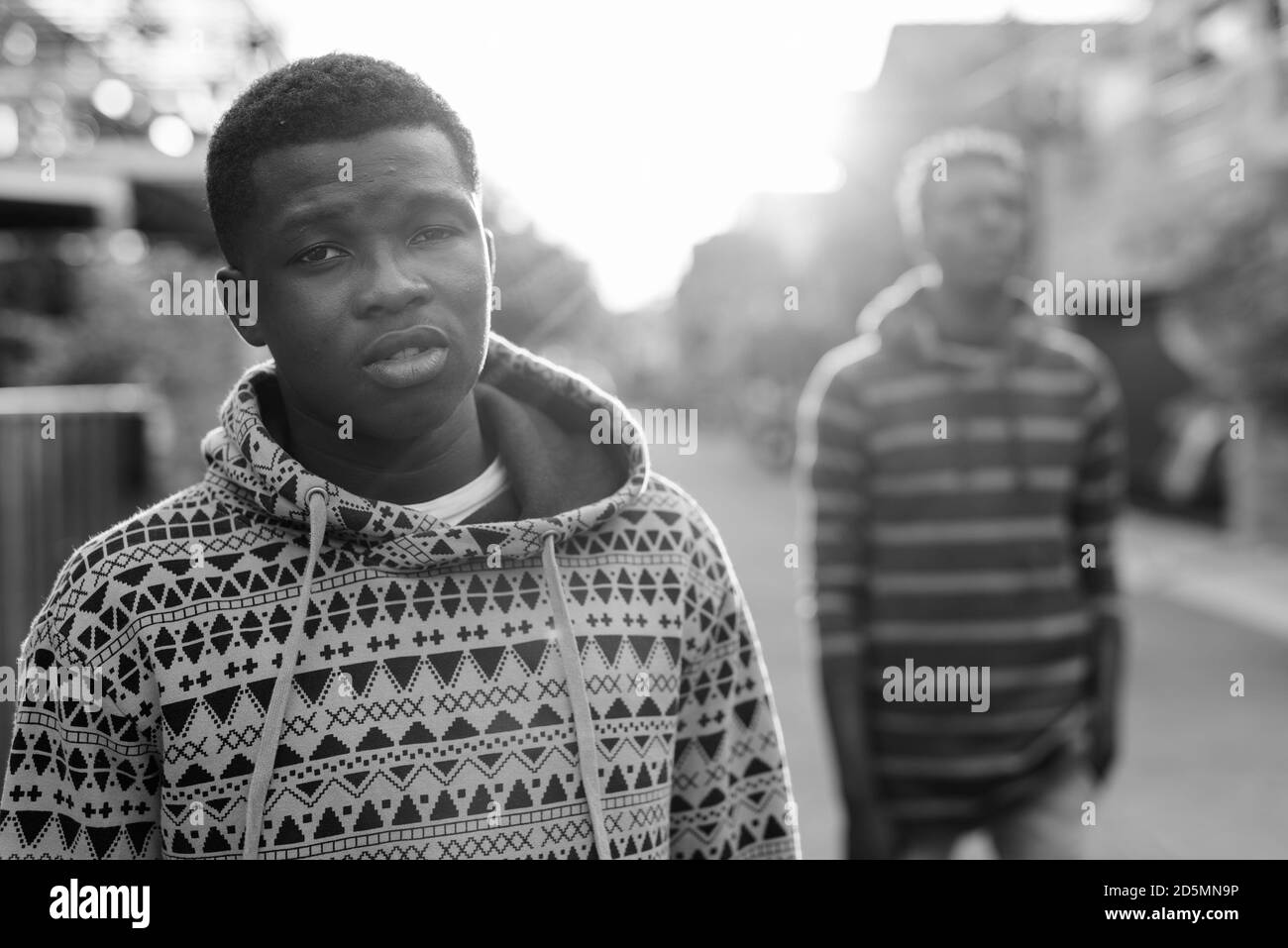 Giovane nero africano con giovani slim nera uomo africano pensando all'indietro all'aperto Foto Stock