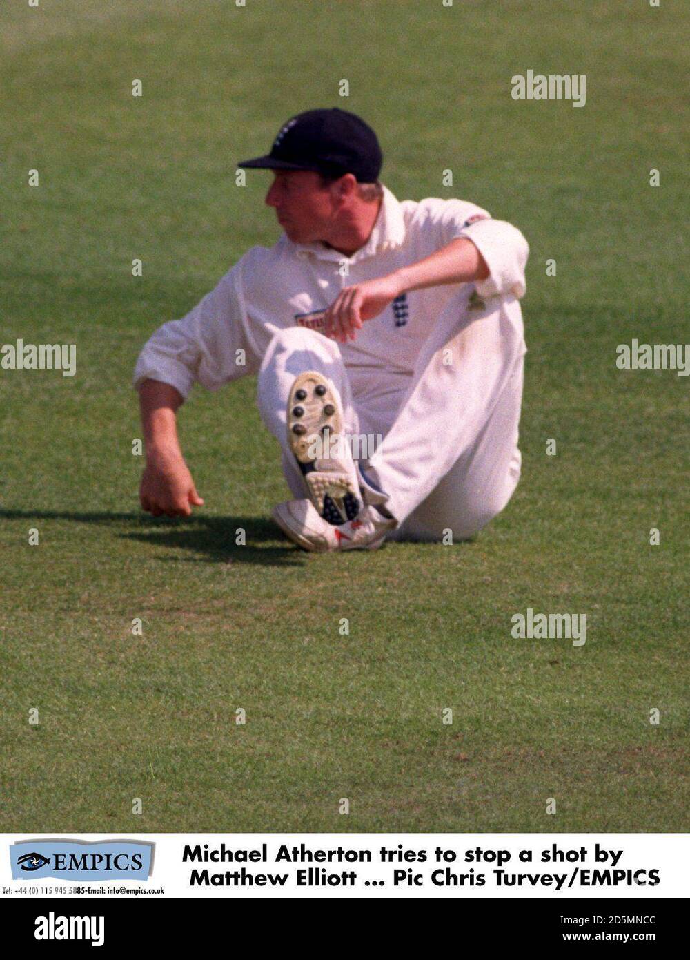 Michael Atherton cerca di fermare un colpo di Matthew Elliott Foto Stock