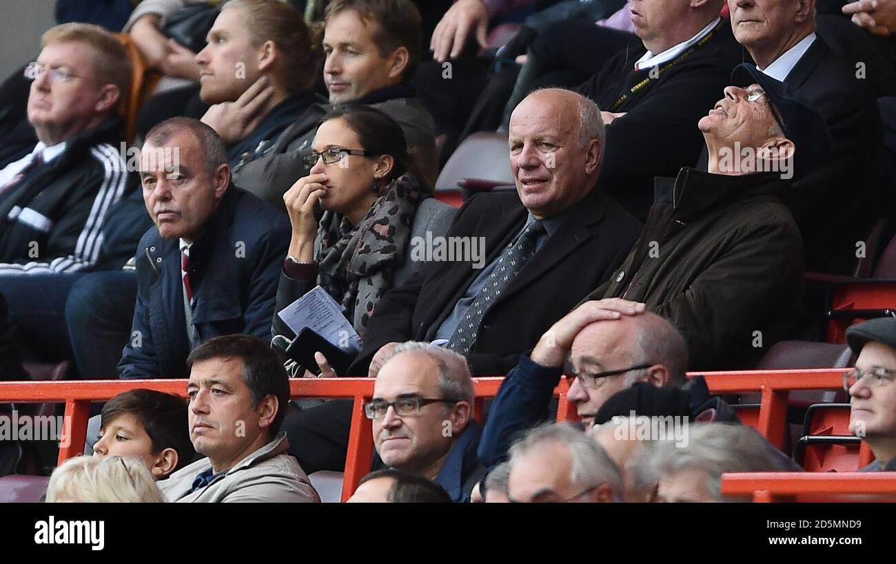 (Da sinistra a destra) l'ambasciatore del club Charlton Athletic Keith Peacock, l'amministratore delegato Katrien Meire, il presidente della fa e l'ex presidente non esecutivo di Brentford Greg Dyke e il presidente non esecutivo di Charlton Athletic Richard Murray guardano dagli stand. Foto Stock