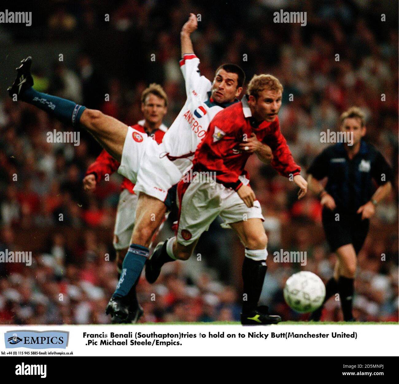 Francis Benali (Southampton) cerca di tenere il Nicky Butt (Manchester, Regno Unito) Foto Stock