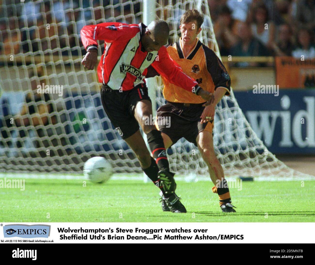 Steve Froggart di Wolverhampton guarda su Brian Deane di Sheffield United Foto Stock