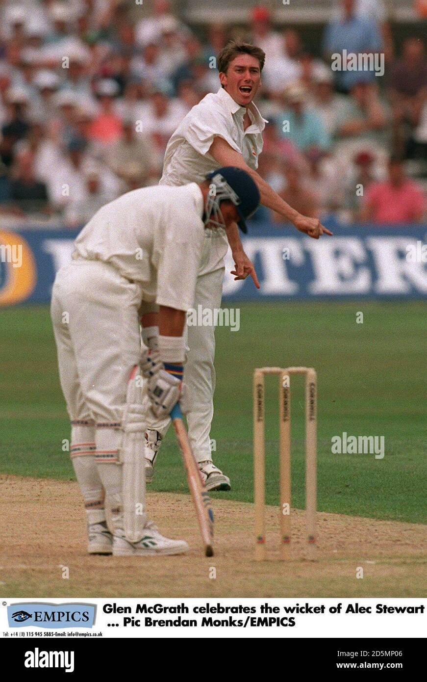 Glen McGrath celebra il wicket di Alec Stewart Foto Stock