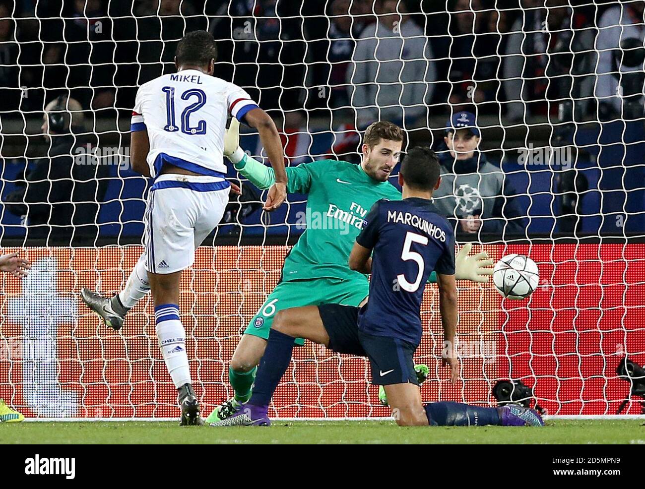 John OBI Mikel di Chelsea segna il primo gol del suo fianco dopo il portiere di Paris Saint-Germain Kevin Trapp. Foto Stock