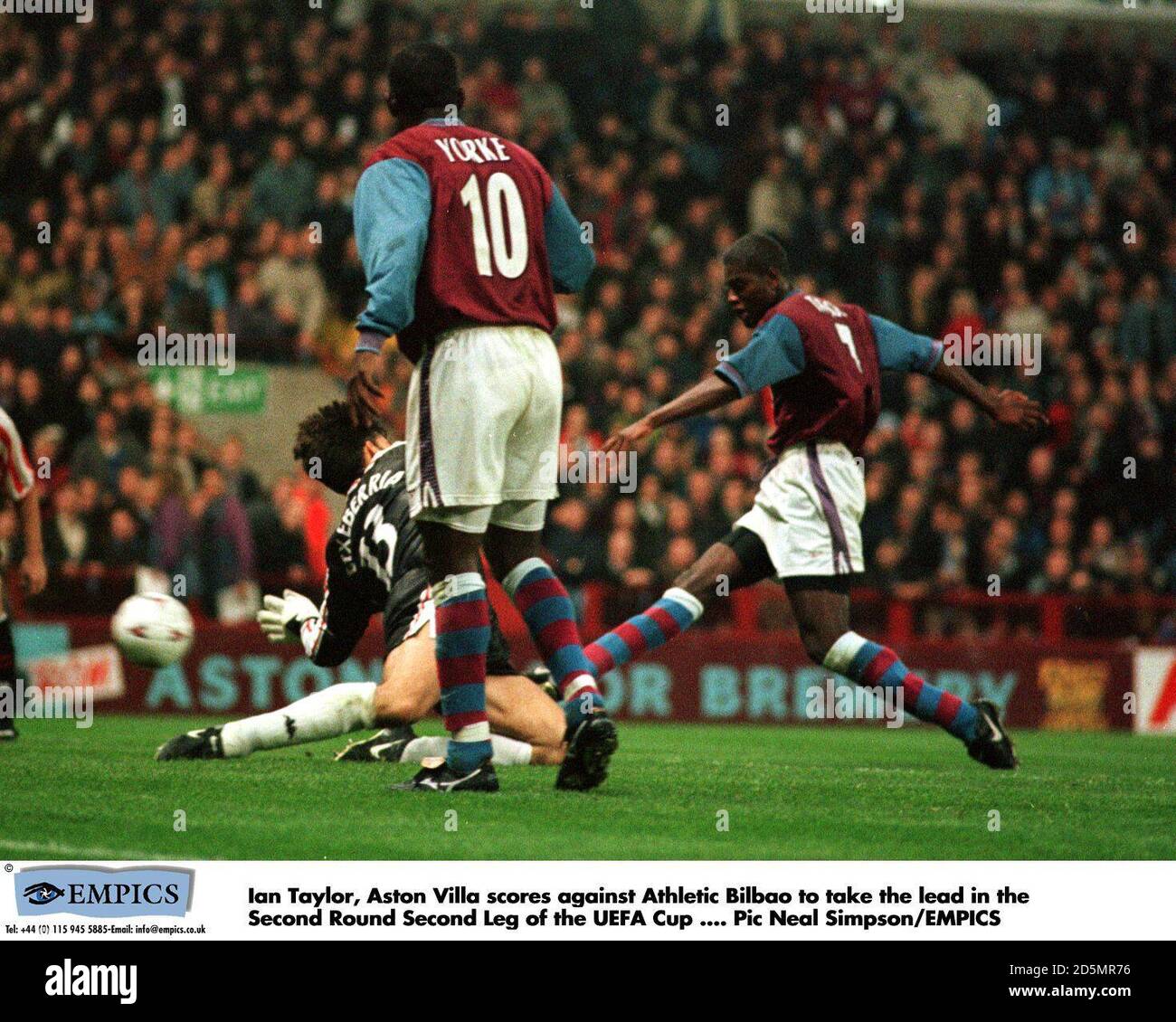 Ian Taylor di Aston Villa (a destra) fa passare la palla Imanol Etxeberria di Bilbao atletico (a sinistra) per segnare il primo gol Come Dwight Yorke di Aston Villa (centro) guarda sopra Foto Stock