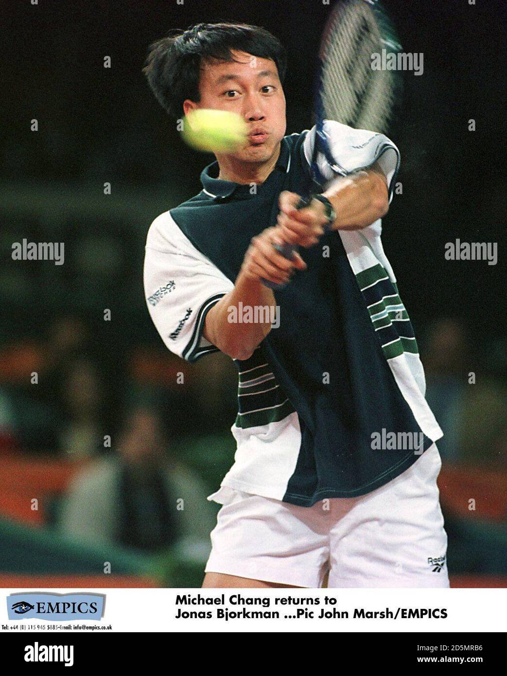 Michael Chang gioca un ritorno a due mani Foto Stock