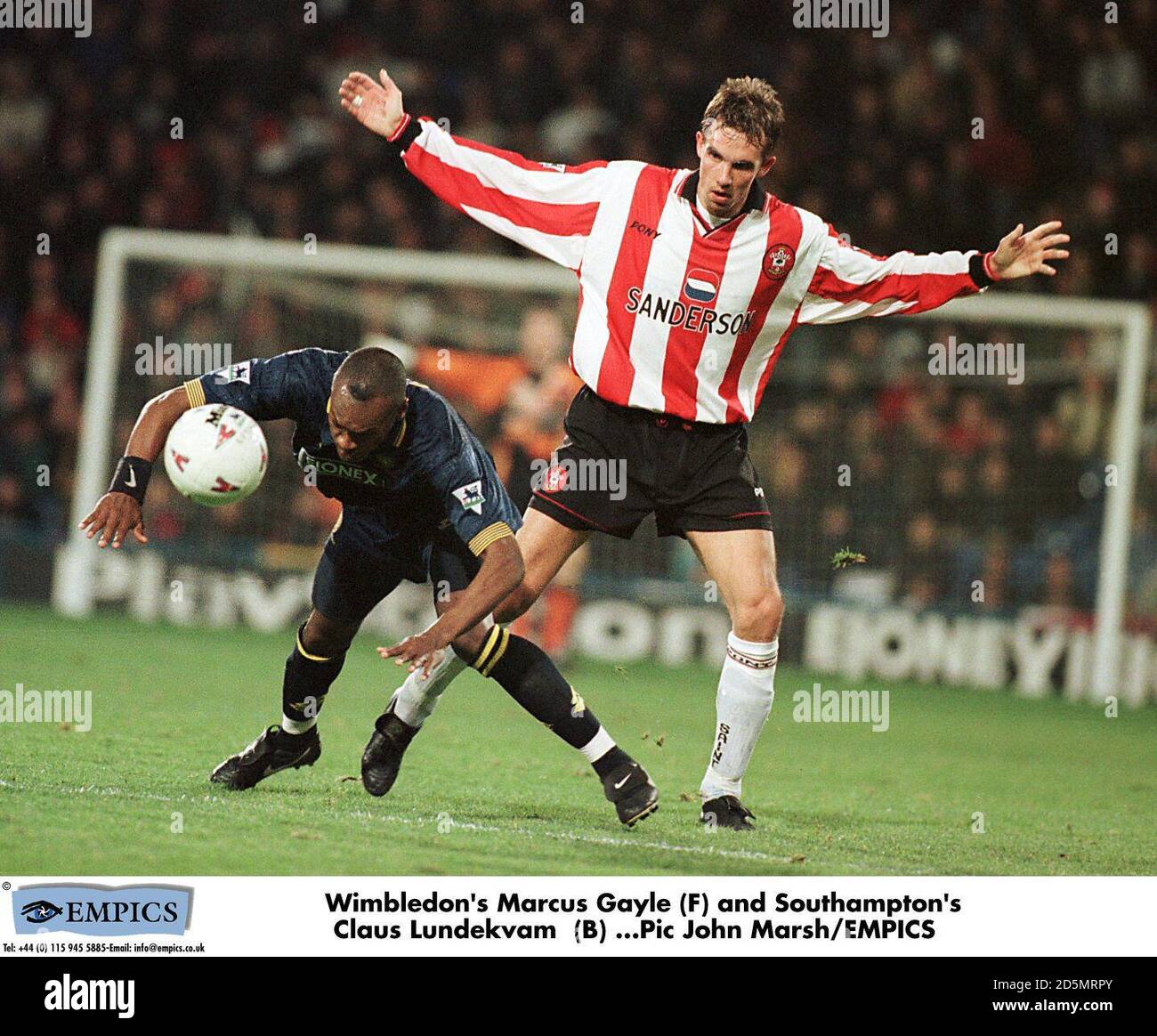 Marcus Gayle di Wimbledon (a sinistra) scende sotto la sfida di Southampton's Claus Lundekvam (a destra) Foto Stock