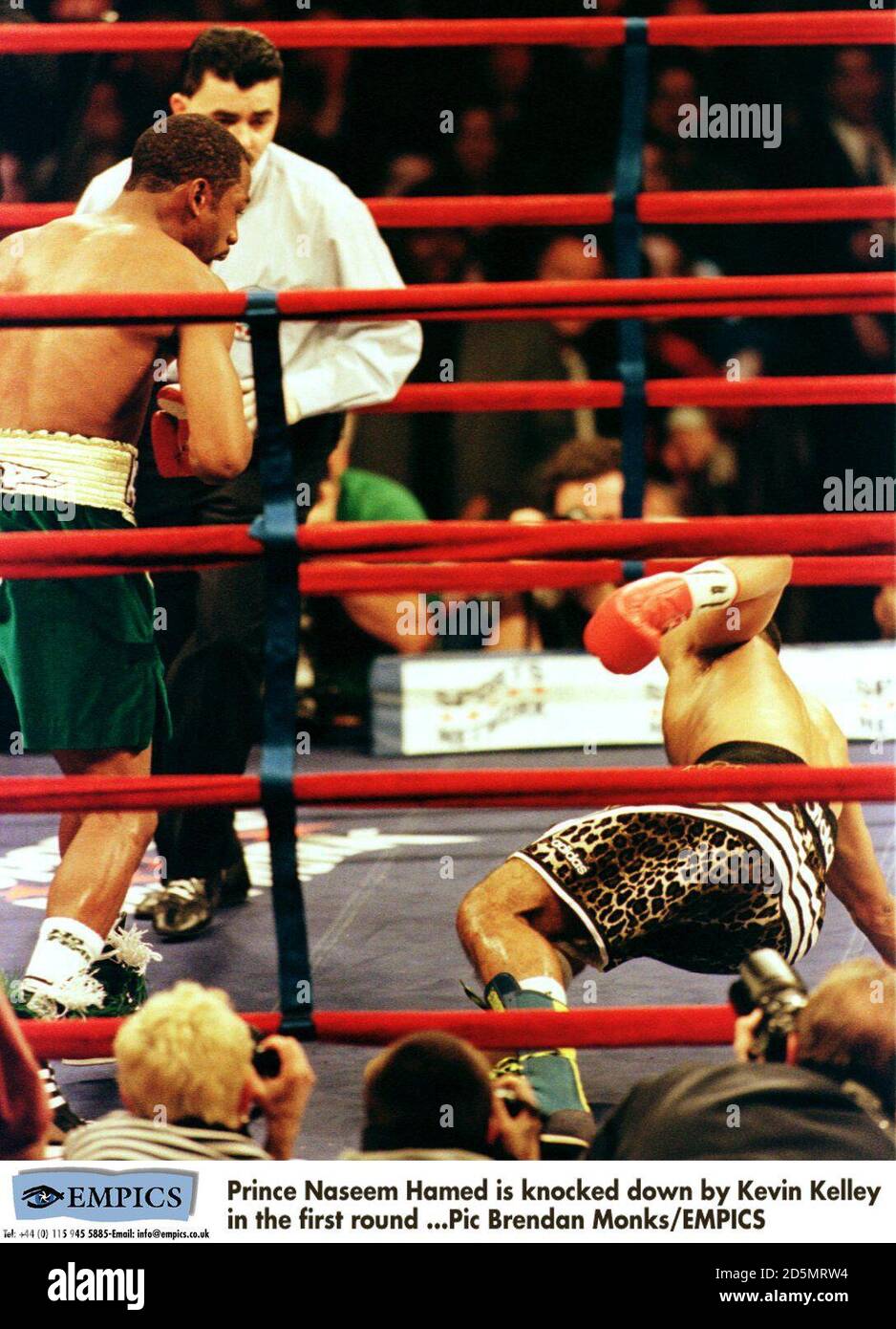 Il principe Naseem Hamed è abbattuto da Kevin Kelley dentro il primo turno Foto Stock
