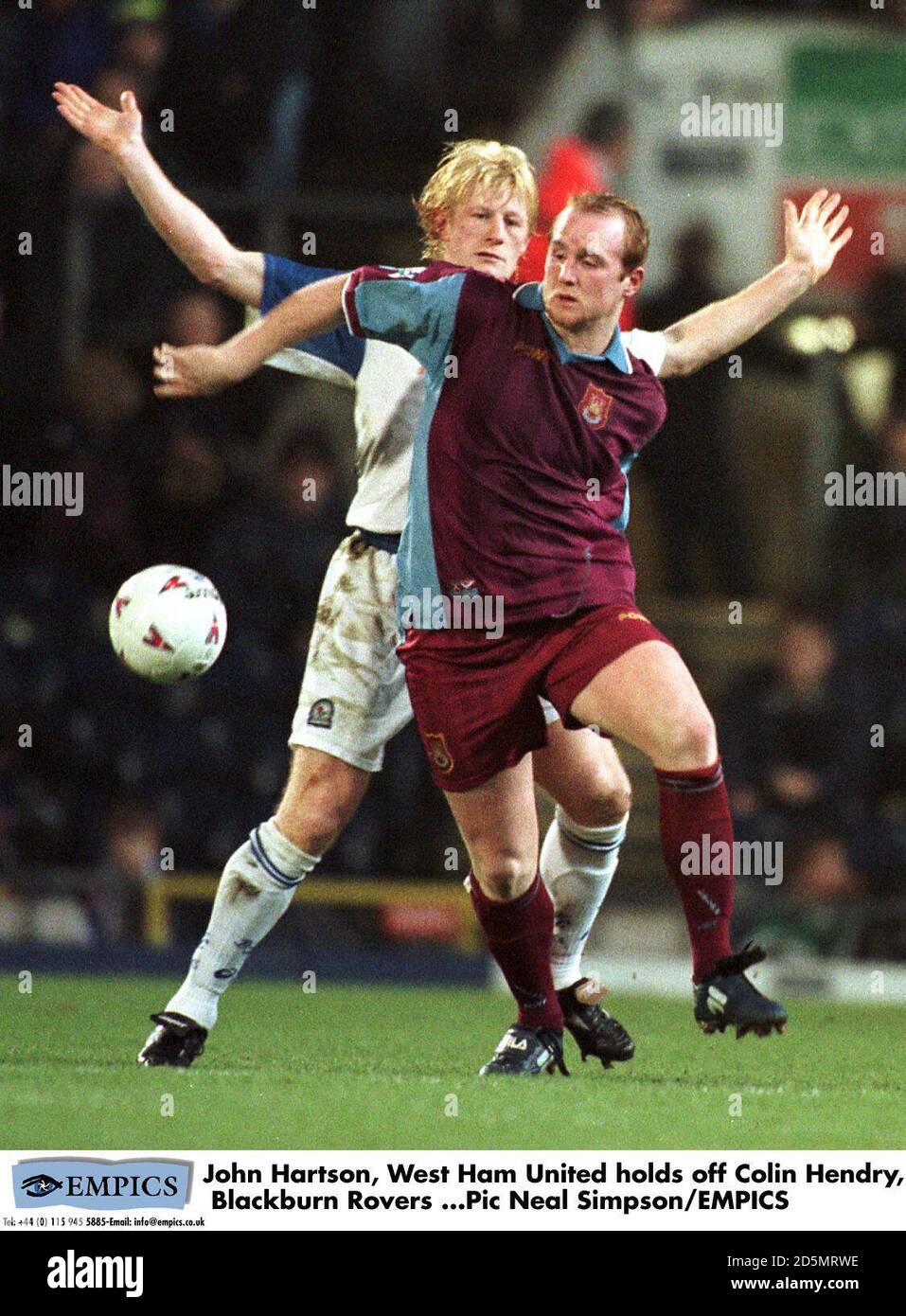 John Hartson, West Ham United tiene fuori Colin Hendry, Blackburn Rovers Foto Stock