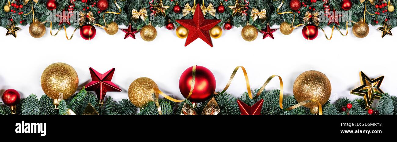 Cornice di Natale disegno cornice copmoposizione di nobile abete ramo e rosso decorazioni dorate baubles isolato su sfondo bianco Foto Stock