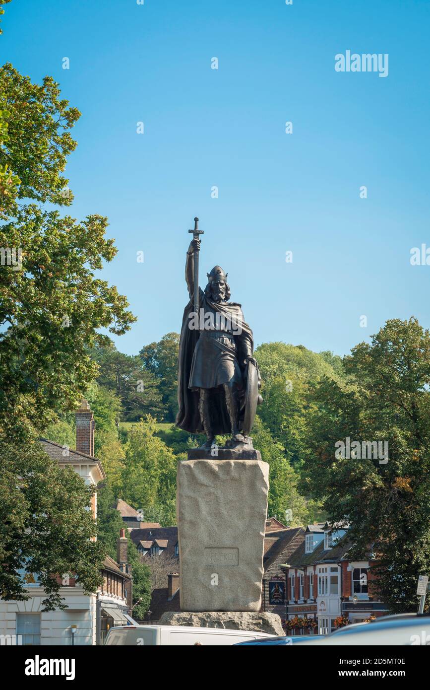 Winchester Hampshire Inghilterra, vista in estate della statua di re Alfred situato a Winchester High Street, Hampshire, Inghilterra, Regno Unito Foto Stock