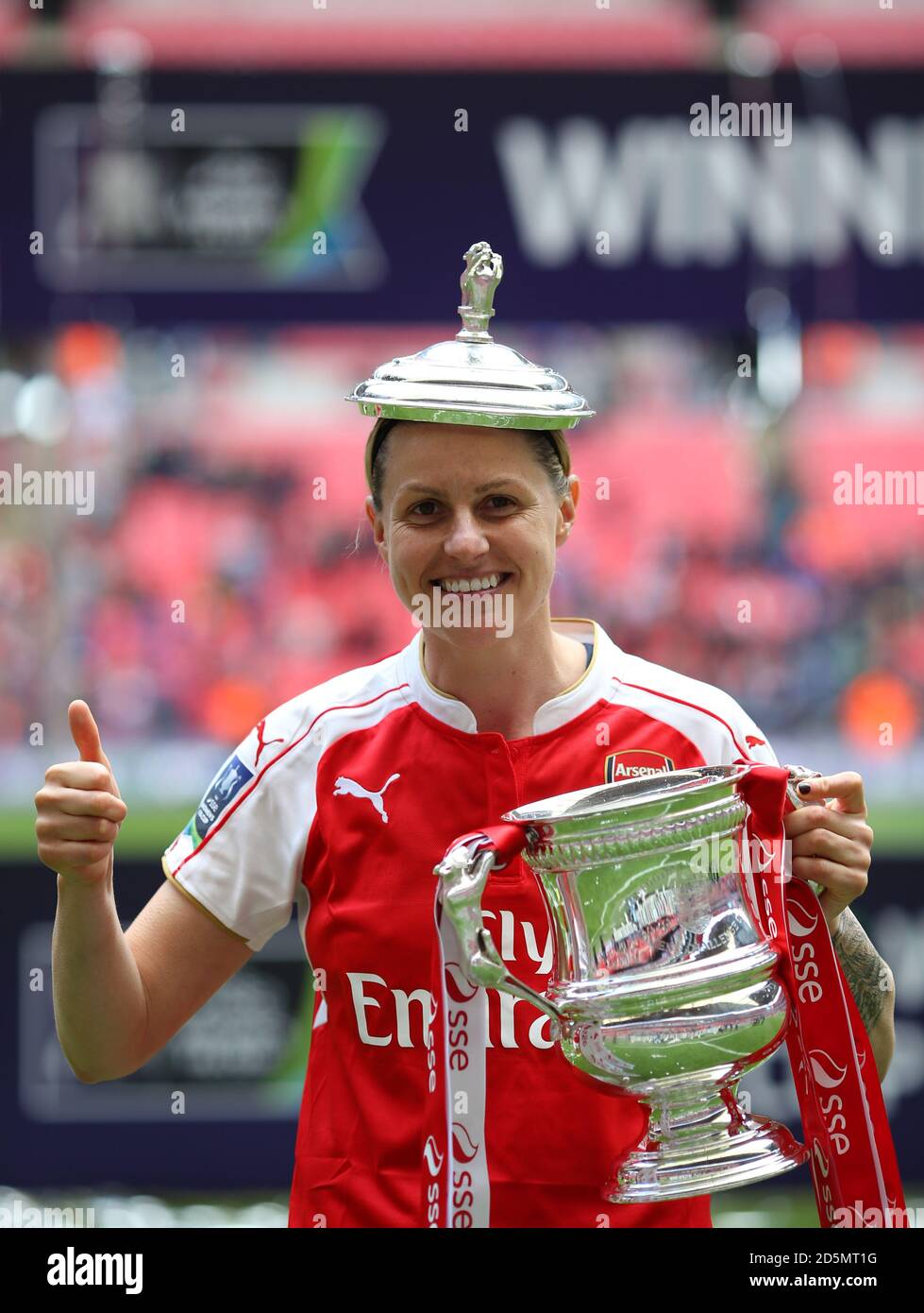 L'Arsenal's Kelly Smith festeggia con la fa Cup femminile SSE trofeo dopo il fischio finale Foto Stock