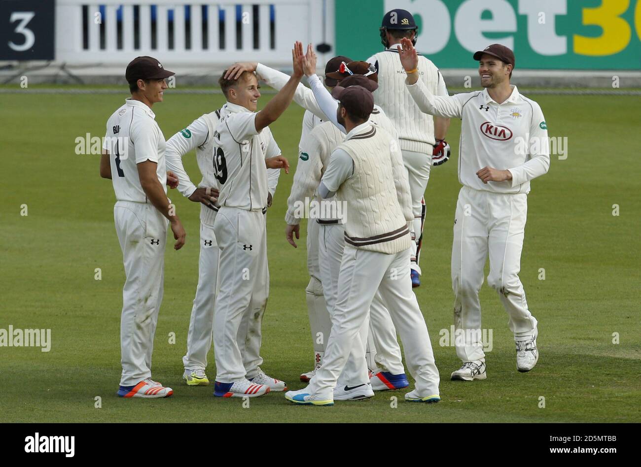 Tom Curran di Surrey celebra la presa del wicket del Paul di Middlesex Stirling Foto Stock