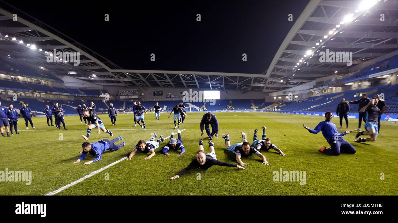 Barry Bannan (centro) di Sheffield Wednesday festeggia con i compagni di squadra dopo il gioco Foto Stock