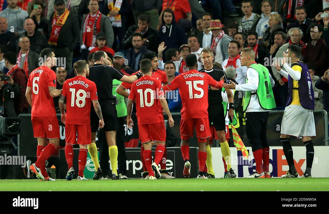 Liverpool sostituisce Lucas Leiva, Martin Skrtel e i compagni di squadra discutono con l'arbitro Jonas Eriksson e i suoi assistenti dopo Sevilla punteggio il loro terzo gol Foto Stock