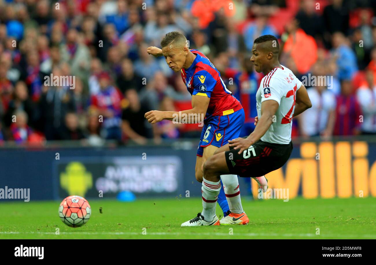 Dwight Gayle di Crystal Palace e Luis Antonio Valencia di Manchester United combatti per la palla Foto Stock