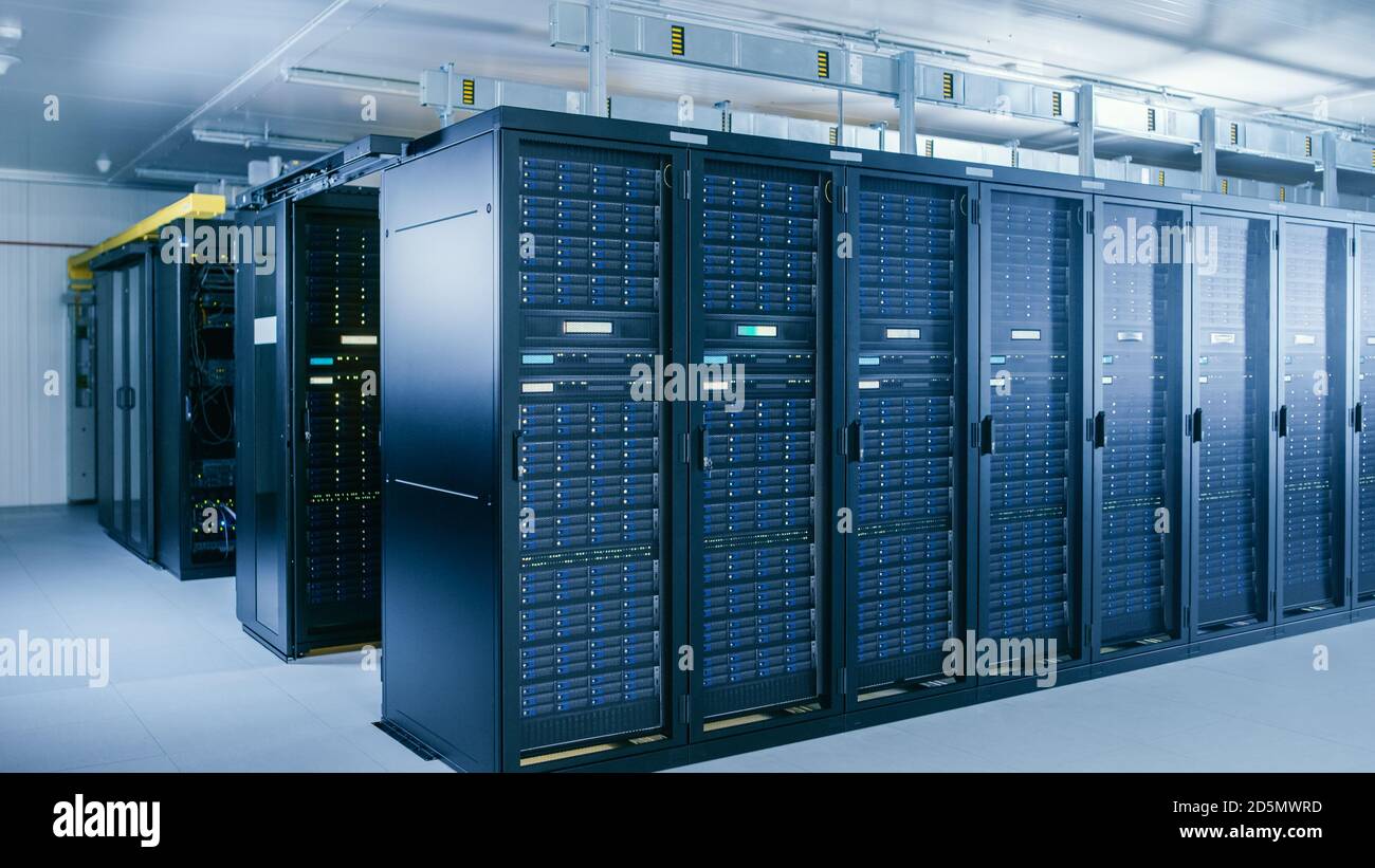 Immagine di un data center con più righe di rack server completamente operativi. Telecomunicazioni moderne, cloud computing, intelligenza artificiale Foto Stock