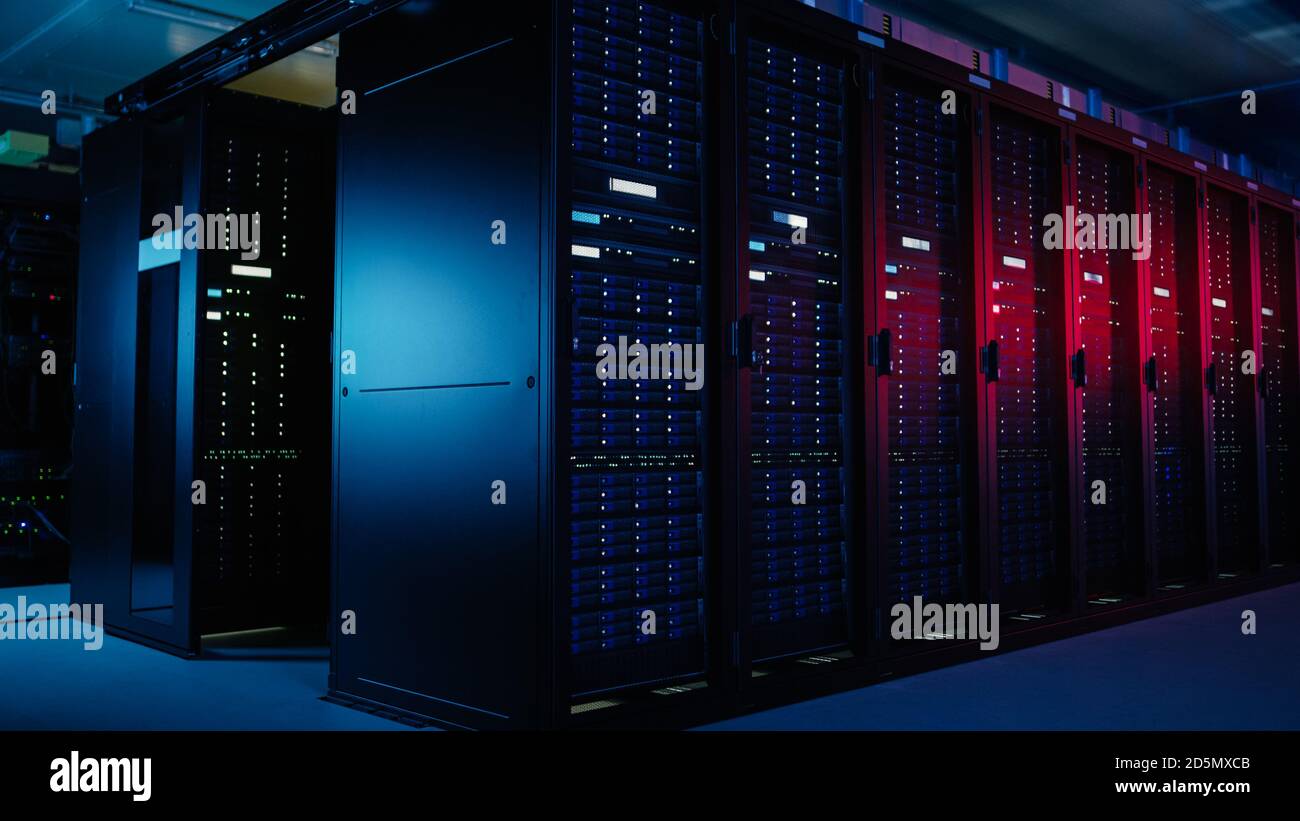 Immagine di un data center con più righe di rack server completamente operativi. Telecomunicazioni moderne, intelligenza artificiale, tecnologia Supercomputer Foto Stock