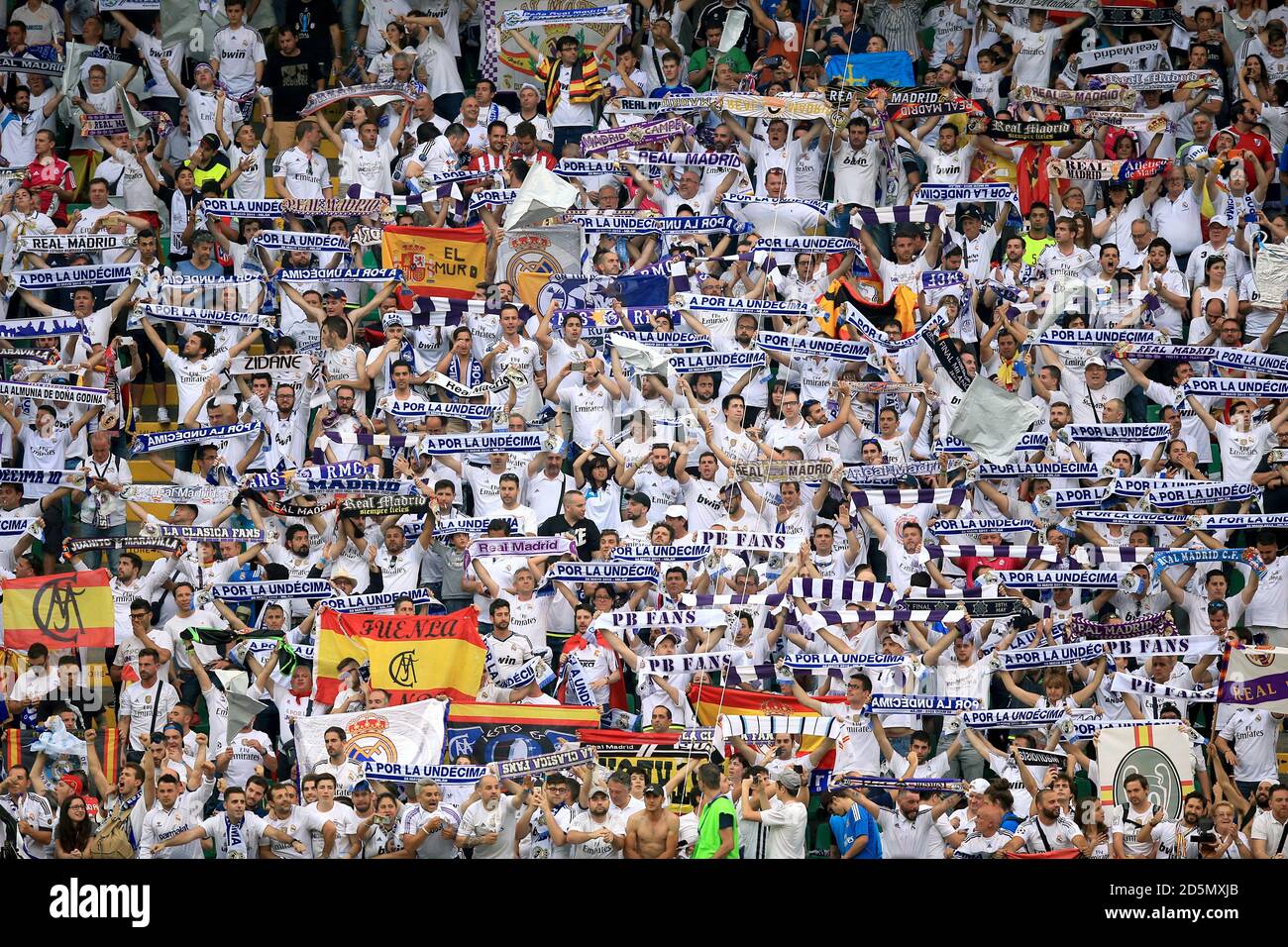I tifosi del Real Madrid mostrano il loro sostegno negli stand prima il gioco Foto Stock