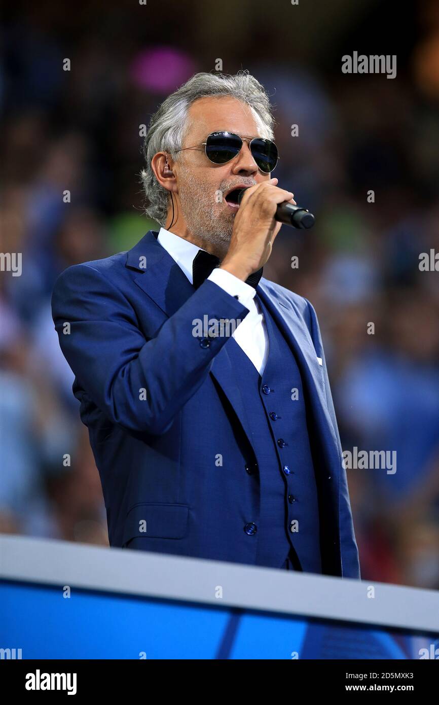 Andrea Bocelli si esibisce per i tifosi prima della partita Foto Stock