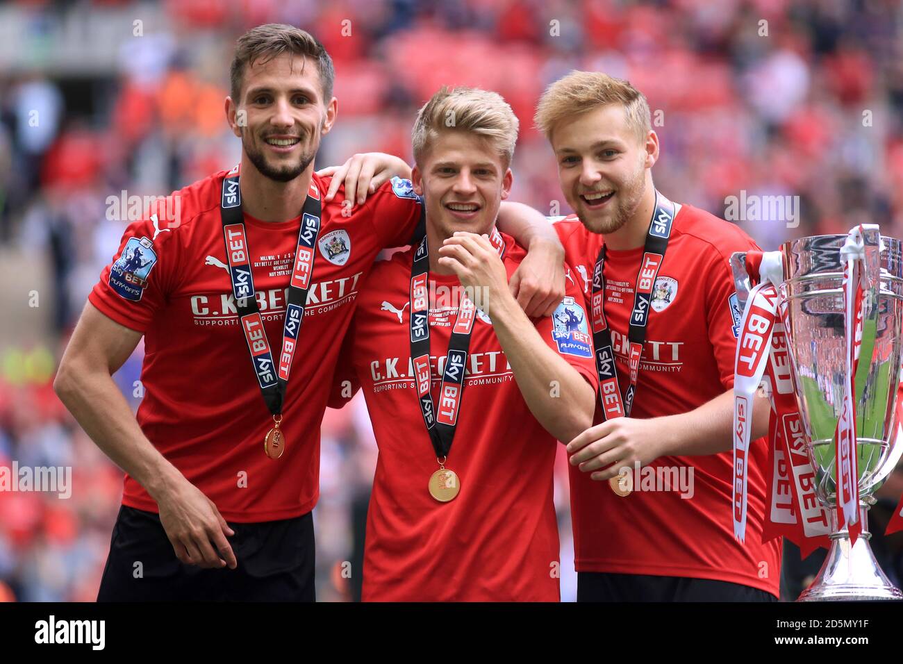 Barnsley's Conor Hourihane, Lloyd Isgrove e Harry Chapman (da sinistra a destra) festeggiano dopo il gioco Foto Stock