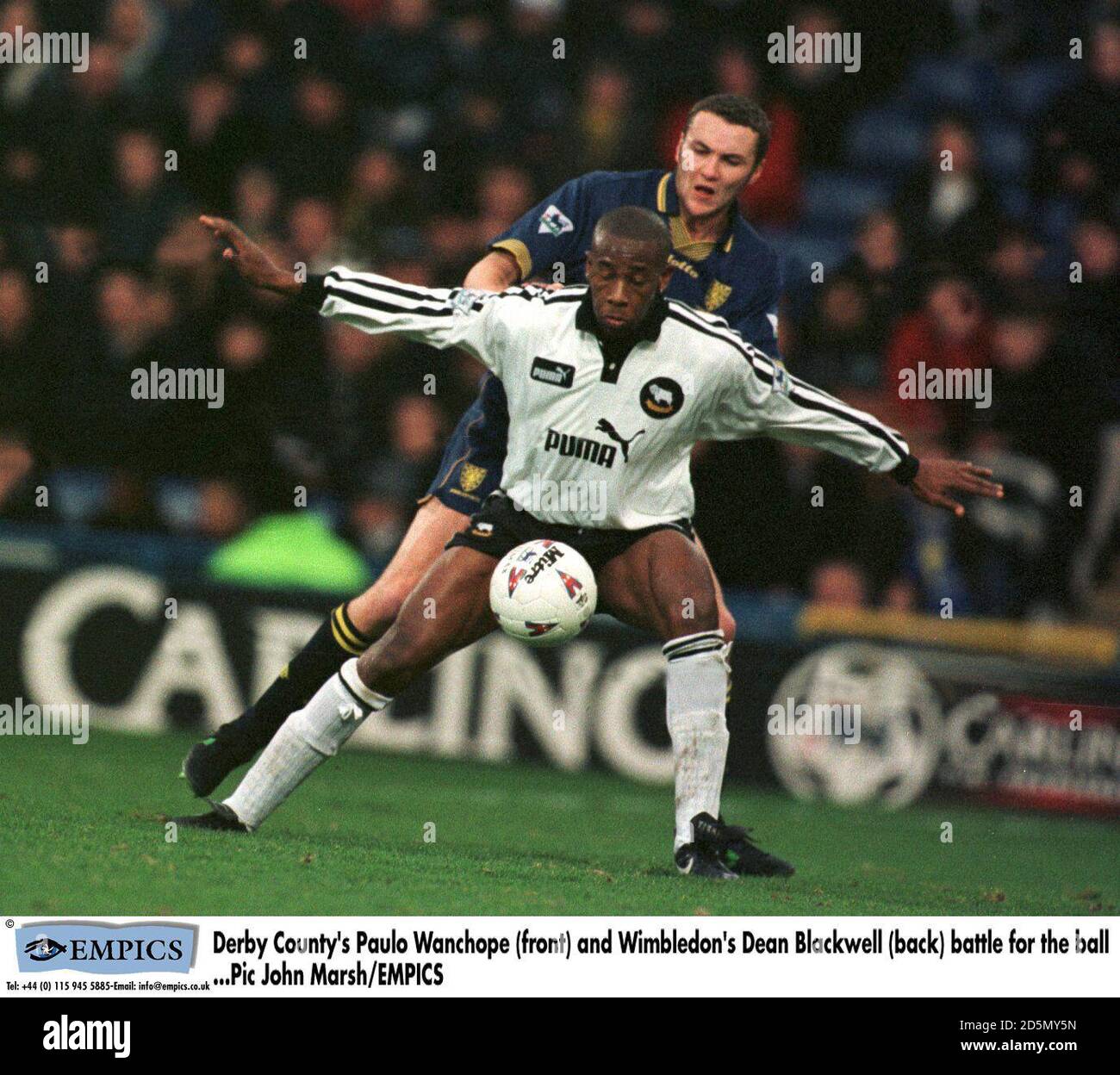 Paulo Wanchope (fronte) e Wimbledon's Dean Blackwell (retro) della contea di Derby combatti per la palla Foto Stock