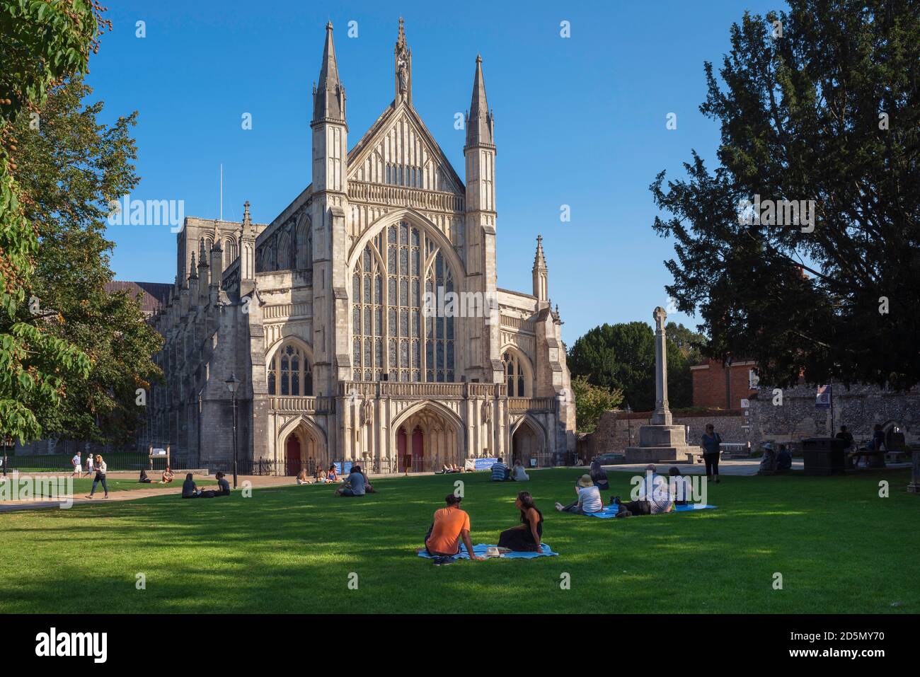 Winchester Cathedral, vista in estate di persone che si rilassano nei terreni della Winchester Cathedral, Hampshire, Inghilterra, Regno Unito Foto Stock