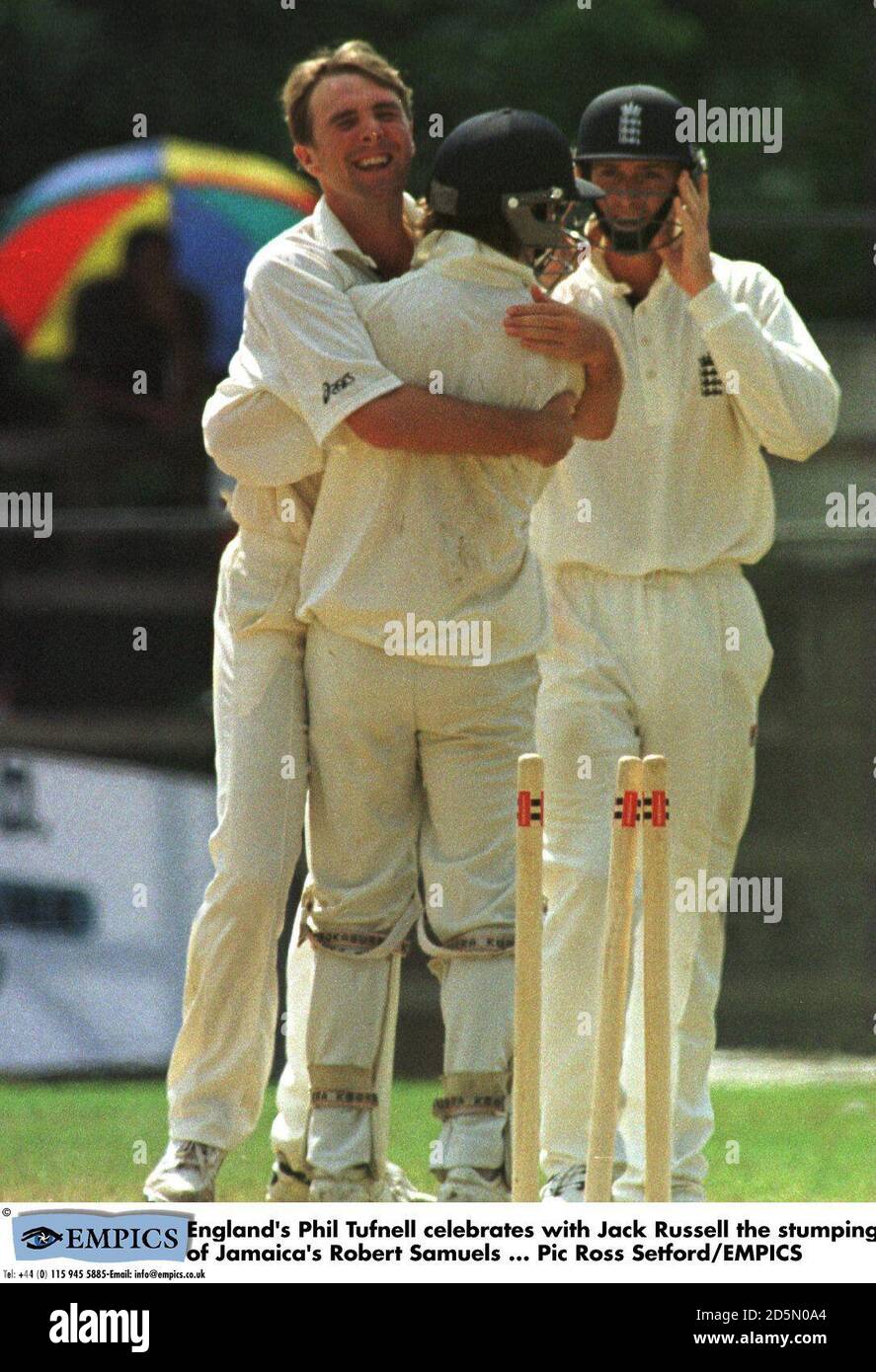 Il Phil Tufnell dell'Inghilterra celebra con Jack Russell il inciampare di Robert Samuels della Giamaica Foto Stock