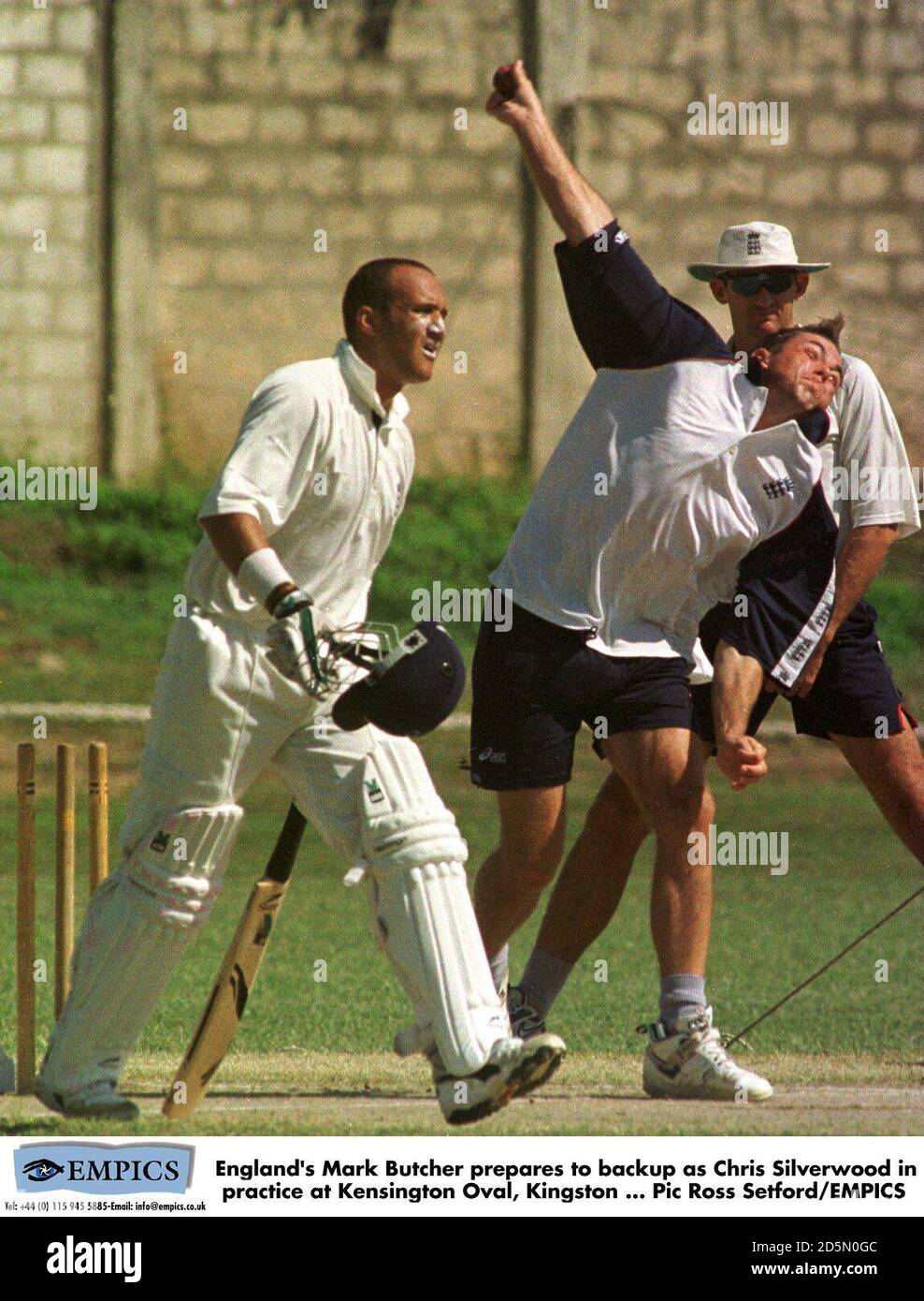 Mark Butcher in Inghilterra si prepara a fare il backup come Chris Silverwood in pratica a Kensington Oval, Kingston Foto Stock